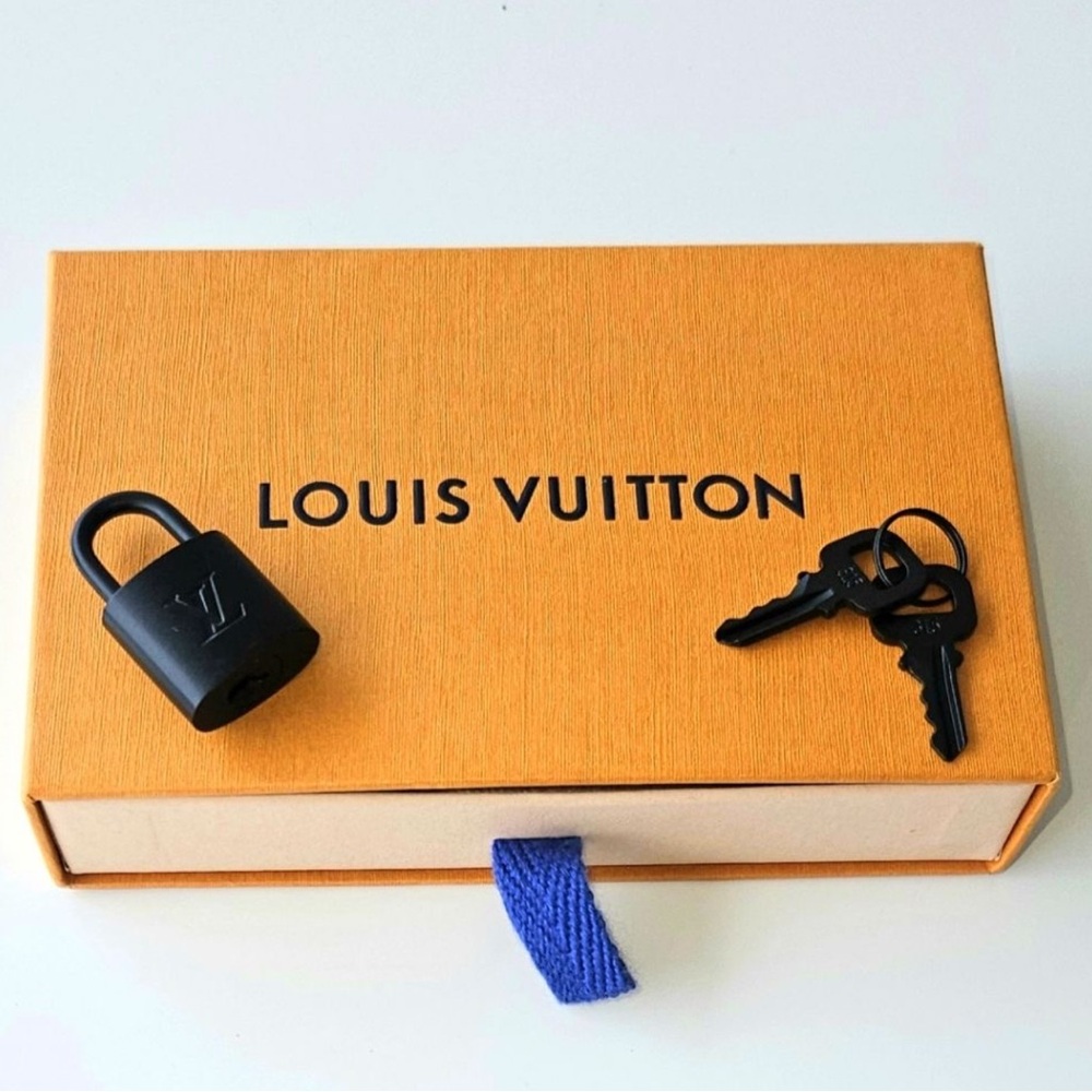 RARE 100% AUTHENTIC BLACK LOUIS VUITTON LOCK AND 2 KEY SET *NEW IN BOX* #315. - Picture 2 of 5